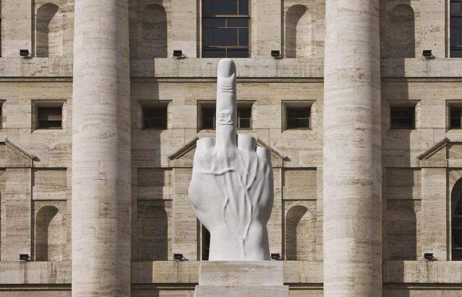 Мраморный средний палец, Милан