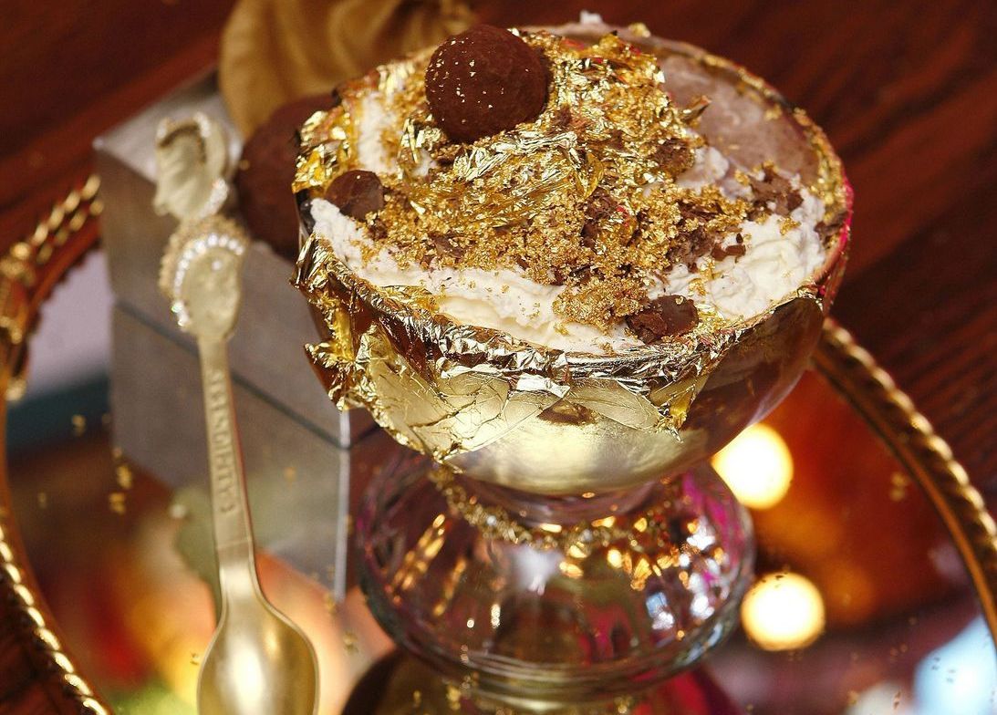 Шоколадное мороженое с золотом