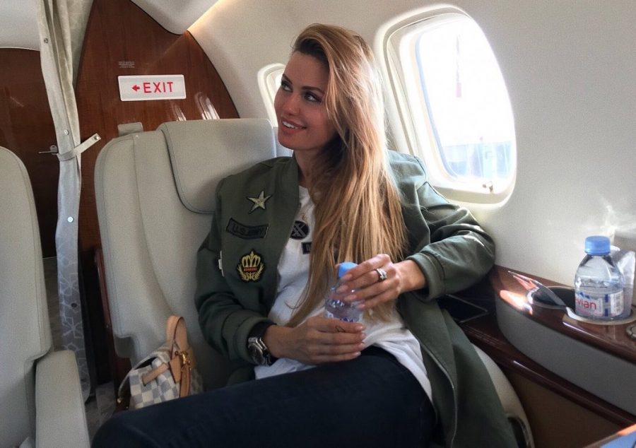 Виктория Боня в самолете