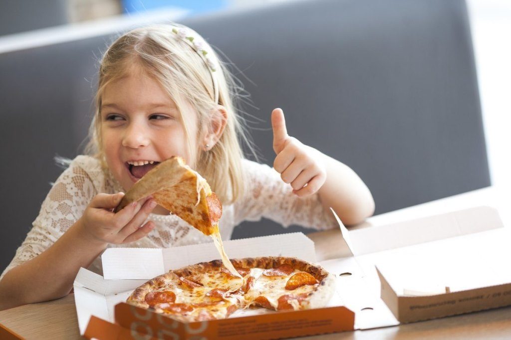 Итальянцы кормят детей пиццей