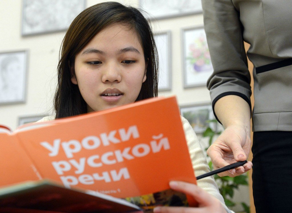 Иностранка изучает русский язык