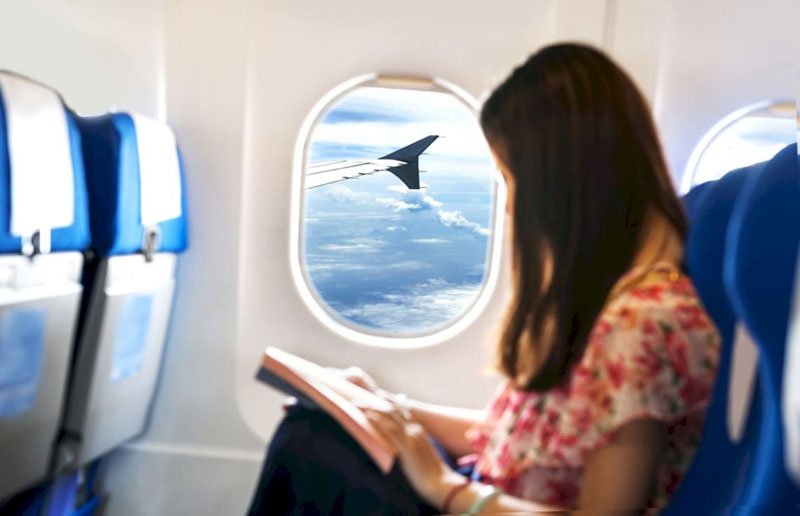 Если окно иллюминатора открыто, то пассажир сможет смотреть, как самолет выполняет посадку