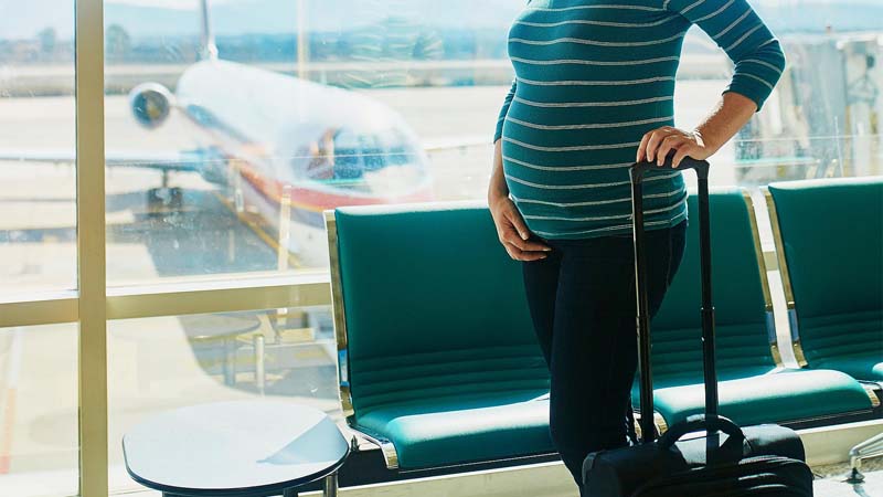 Женщинам, находящимся на поздних месяцах беременности, рекомендуется взять с собой в самолет