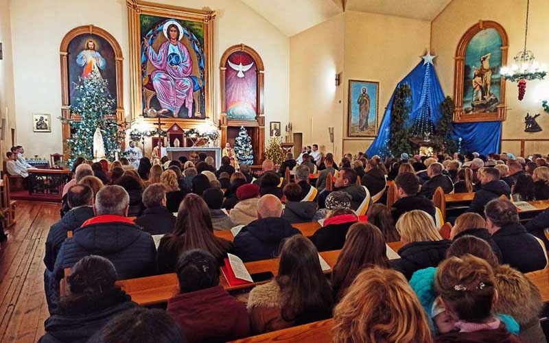 Почему католики читают молитву сидя, а православные стоя