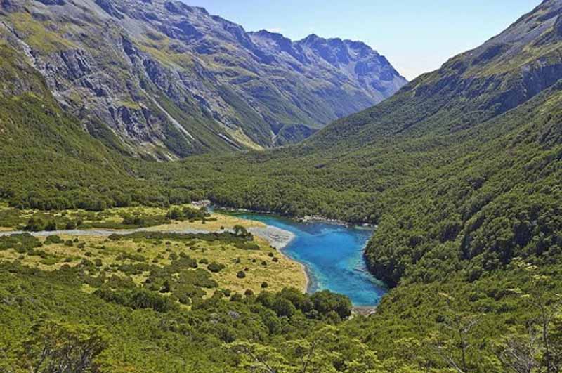 Озеро располагается в Новой Зеландии, по-русски оно называется Голубое озеро.