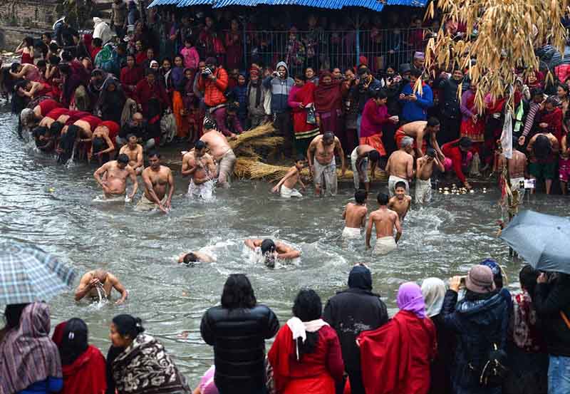Фестиваль всеобщего купания на Тибете, когда женщины, мужчины и дети купаются вместе
