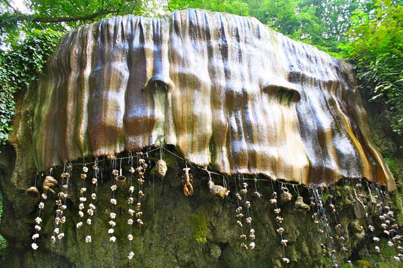 Мистический водопад, превращающий предметы в камни
