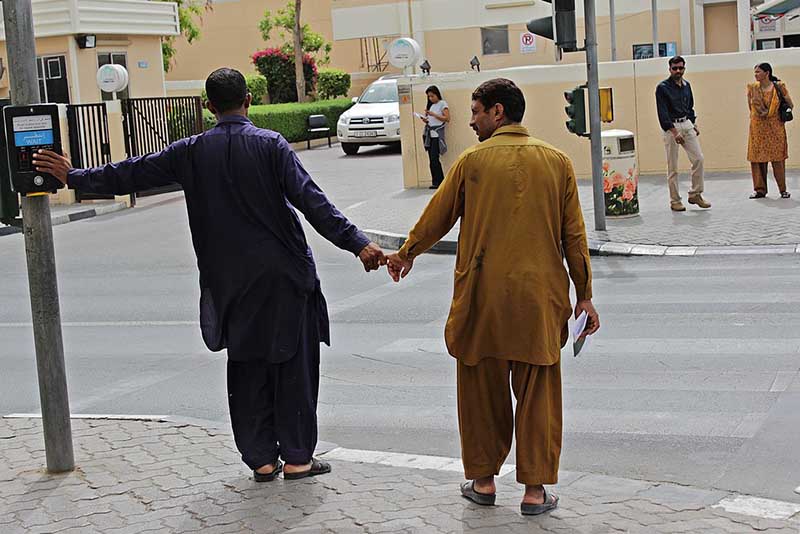 Зачем арабы-мужчины держатся за руки?