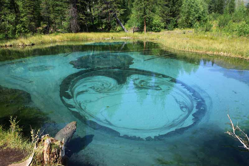 Алтайское необычное озеро расположено недалеко от села Акташ,