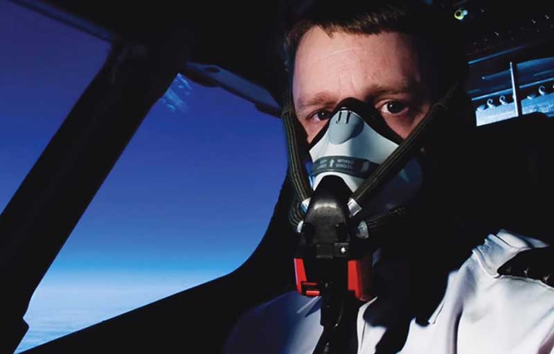 Когда возникают аварийные ситуации, всем пассажирам и членам экипажа выдаются кислородные маски. 