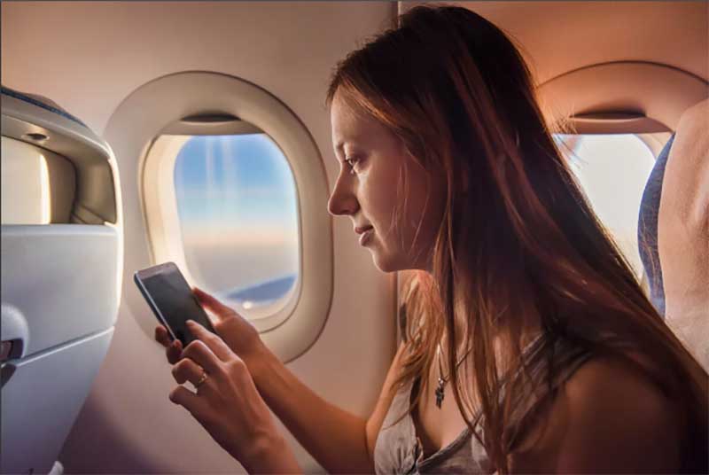 Почему нужно отключать телефоны в самолете?
