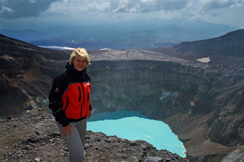 В связи с плохо развитой транспортной инфраструктурой на Камчатке посетить кратер вулкана можно только пешком, в составе экскурсионной группы, или забронировав обзорную экскурсию на вертолете.