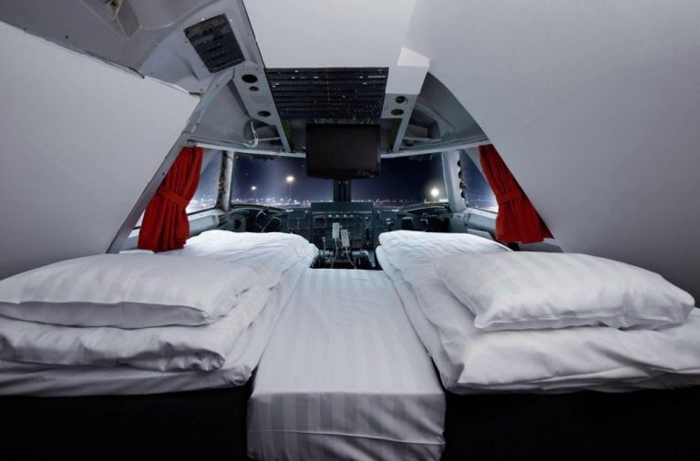 Детская кровать в виде самолета