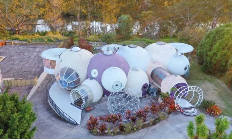 Дом из бетонных шаров
