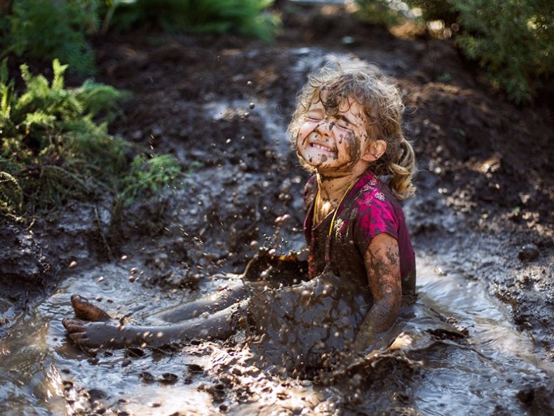 Ребенок в грязи