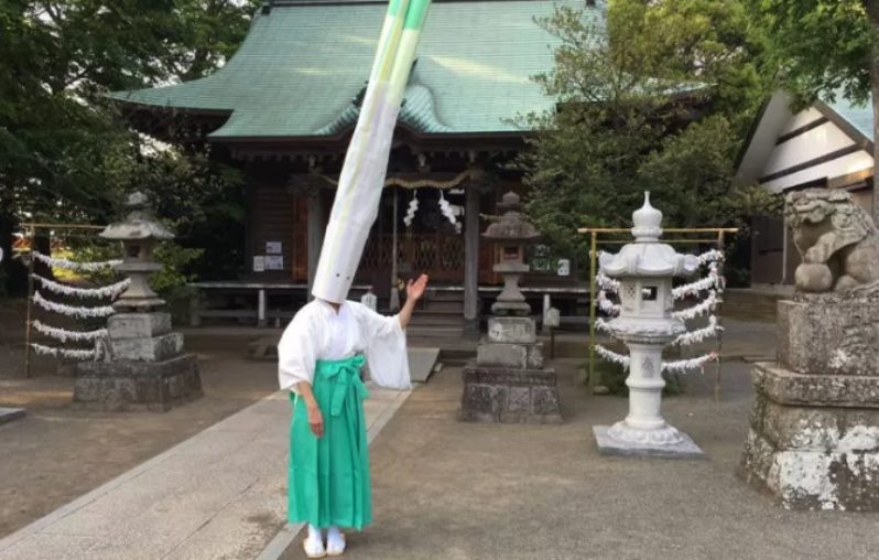 Японский священник в костюме зеленого лука