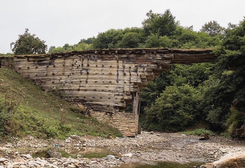 200-летний деревянный мост в Дагестане