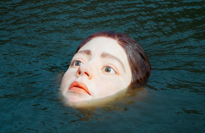Скульптура в воде