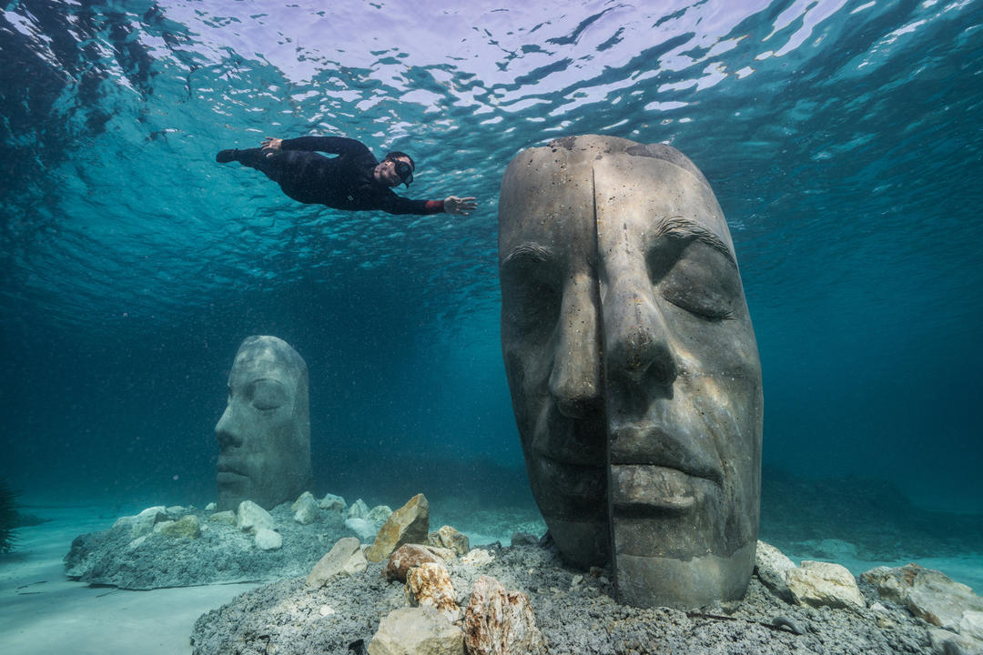 Каменные статуи на морском дне