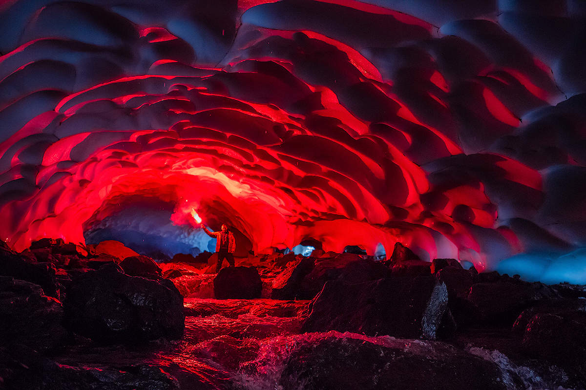 Ледяная пещера Камчатки на склоне вулкана Мутновского