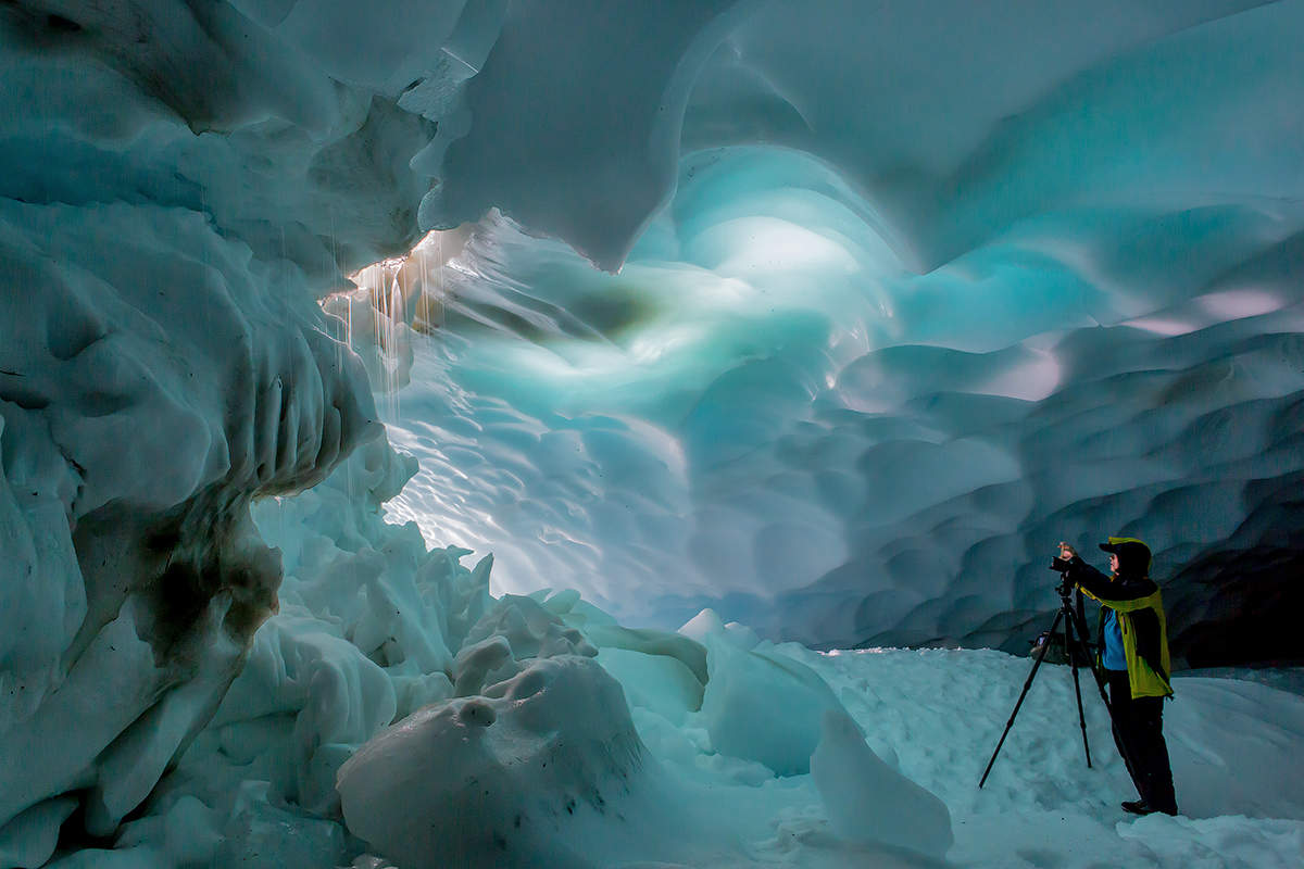 Ледяная пещера Камчатки на склоне вулкана Мутновского