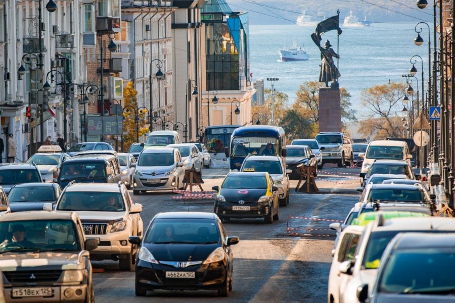 Автомобили на дороге во Владивостоке