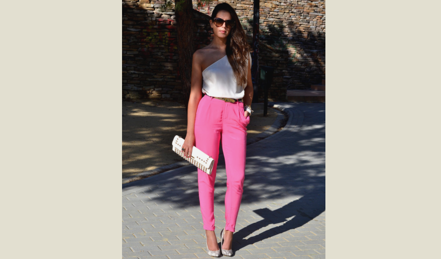 Девушка в розовых брюках