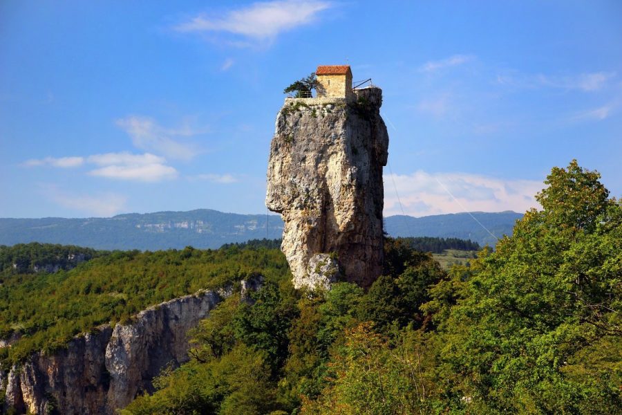 Церковь на скале в Грузии