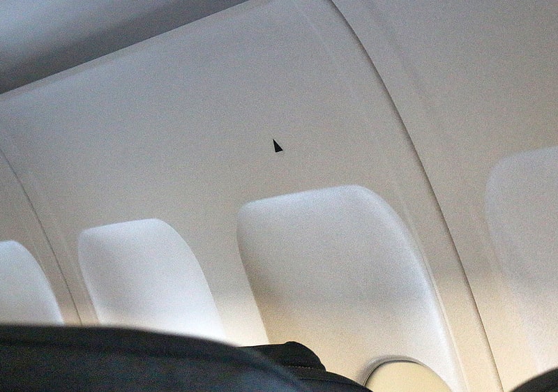 черный треугольник, находящийся на стене самолета