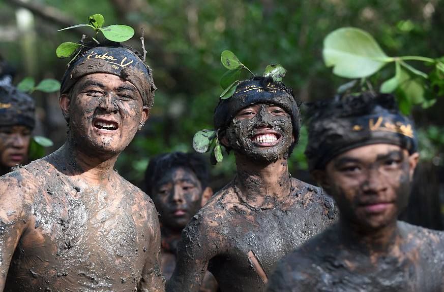 Жители Бали в грязи