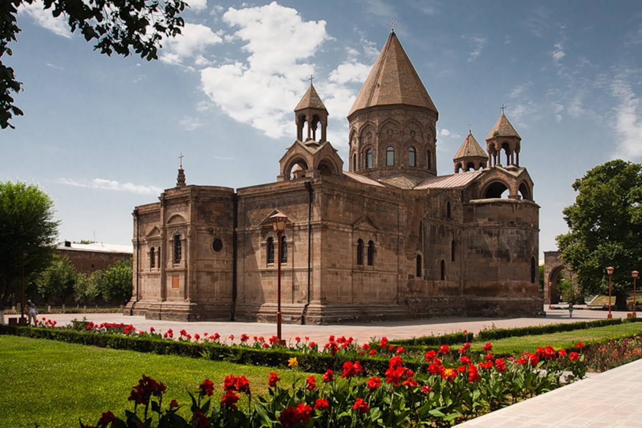 Эчмиадзин монастырь в Армении