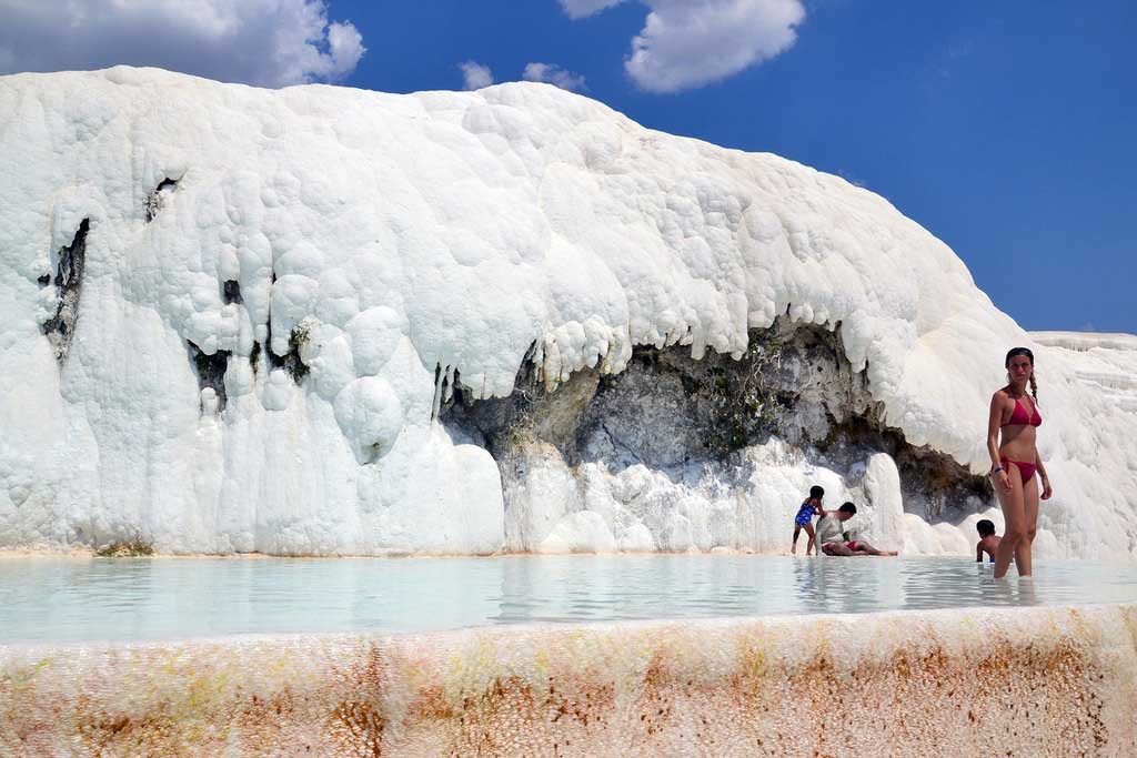 Памуккале с геотермальными источниками в Турции